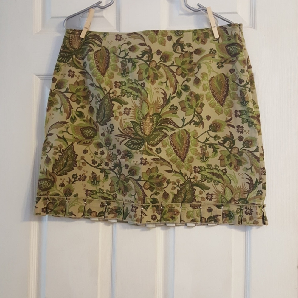 Mini skirt w ruffle trim